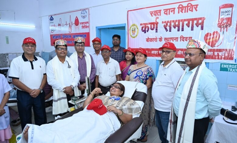 बोकारो जनरल अस्पताल में कर्ण समागम के रक्तदान शिविर में रक्तदान करते रक्तदाता