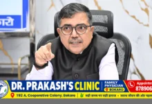 तेनुघाट उच्च विद्यालय के पुनः संचालन को लेकर अधिकारियों के साथ समीक्षा करते बोकारो उपायुक्त अजय नाथ झा