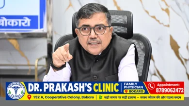तेनुघाट उच्च विद्यालय के पुनः संचालन को लेकर अधिकारियों के साथ समीक्षा करते बोकारो उपायुक्त अजय नाथ झा