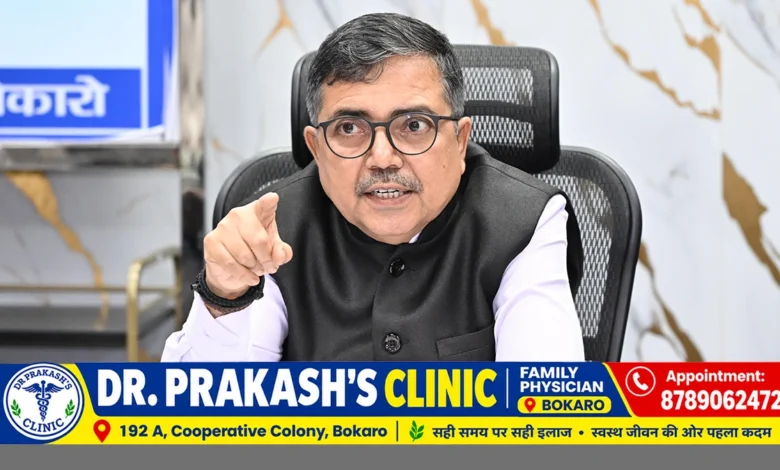 तेनुघाट उच्च विद्यालय के पुनः संचालन को लेकर अधिकारियों के साथ समीक्षा करते बोकारो उपायुक्त अजय नाथ झा