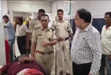 बोकारो में सड़क हादसे में घायल लोगों की मदद करते DSP पवन कुमार