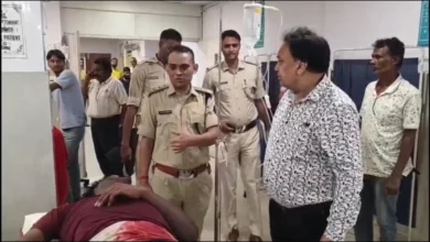बोकारो में सड़क हादसे में घायल लोगों की मदद करते DSP पवन कुमार
