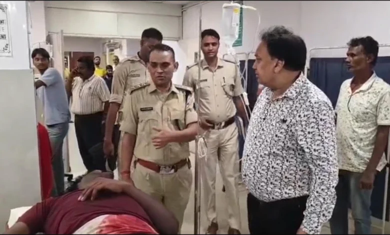 बोकारो में सड़क हादसे में घायल लोगों की मदद करते DSP पवन कुमार
