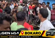 चास के मामरकुदर में सड़क हादसे के बाद मौके पर जुटे लोग