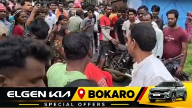 चास के मामरकुदर में सड़क हादसे के बाद मौके पर जुटे लोग