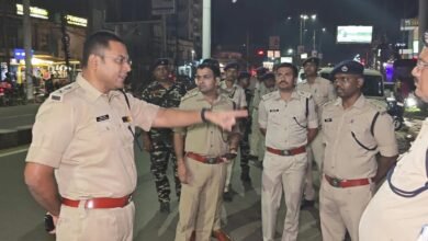 गणेश पूजा से पहले रांची में संवेदनशील क्षेत्रों का निरीक्षण करते पुलिस अधिकारी