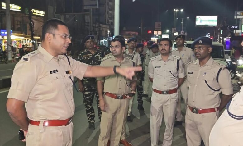गणेश पूजा से पहले रांची में संवेदनशील क्षेत्रों का निरीक्षण करते पुलिस अधिकारी
