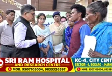 बोकारो में लोक संवाद कार्यक्रम के दौरान आमजनों की समस्याएं सुनते उपायुक्त अजय नाथ झा