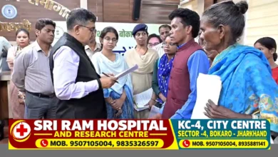 बोकारो में लोक संवाद कार्यक्रम के दौरान आमजनों की समस्याएं सुनते उपायुक्त अजय नाथ झा