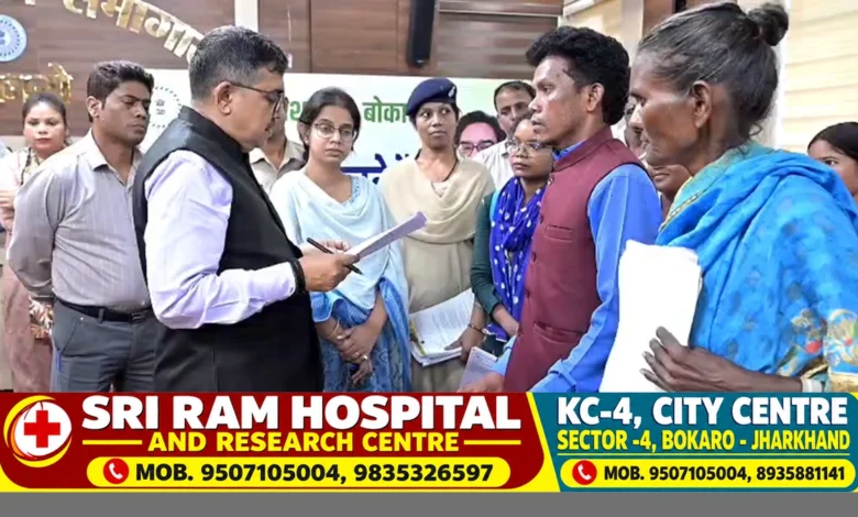 बोकारो में लोक संवाद कार्यक्रम के दौरान आमजनों की समस्याएं सुनते उपायुक्त अजय नाथ झा