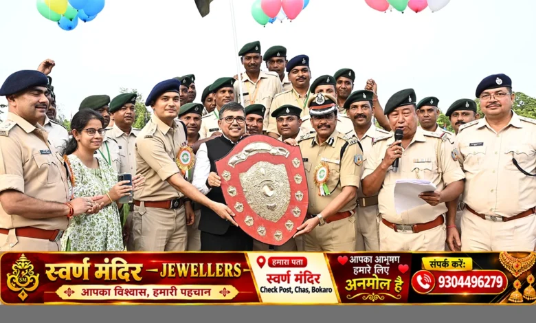 बोकारो जैप-04 ग्राउंड में 23वीं झारखंड सशस्त्र पुलिस क्षेत्रीय शूटिंग प्रतियोगिता 2026 के समापन समारोह में विजेताओं को सम्मानित करते अधिकारी
