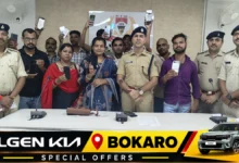 पलामू एसपी कपिल चौधरी वास्तविक धारकों को बरामद मोबाइल सौंपते हुए