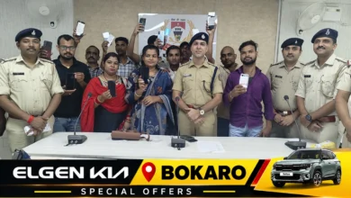 पलामू एसपी कपिल चौधरी वास्तविक धारकों को बरामद मोबाइल सौंपते हुए