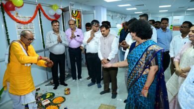 बोकारो स्टील प्लांट में विश्वकर्मा पूजा के दौरान मशीनों की पूजा करते अधिकारी और कर्मचारी