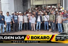 बोकारो में CRM-3 कार्यालय के सामने लंबित मांगों को लेकर प्रदर्शन करते बीएसएल कर्मचारी