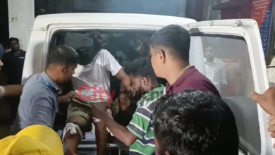 निरसा में पुलिस मुठभेड़ के बाद घायल कथित शूटर को अस्पताल ले जाती पुलिस