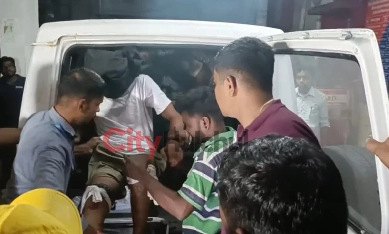 निरसा में पुलिस मुठभेड़ के बाद घायल कथित शूटर को अस्पताल ले जाती पुलिस