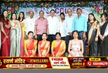 आरवीएस कॉलेज चास में फ्रेशर्स और फेयरवेल सेरेमनी 2026 के दौरान उपस्थित शिक्षक और विद्यार्थी