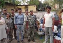बालिडीह गायत्री नगर में एक्साइज विभाग की छापेमारी के दौरान बरामद अवैध शराब