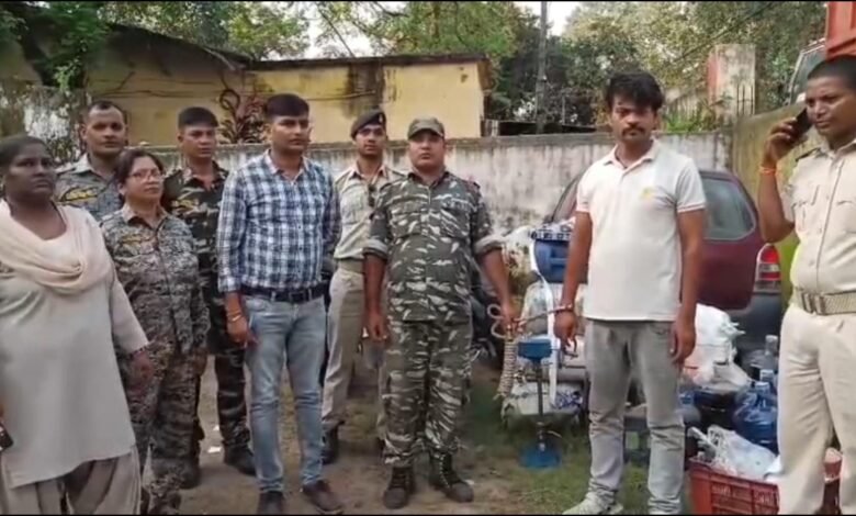 बालिडीह गायत्री नगर में एक्साइज विभाग की छापेमारी के दौरान बरामद अवैध शराब