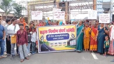 Bada Jamua में सड़क निर्माण की मांग तेज, DC कार्यालय के बाहर ग्रामीणों का प्रदर्शन