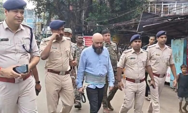 कोलकाता से गिरफ्तारी के बाद पुलिस हिरासत में प्रिंस खान का भाई बंटी खान