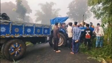 बोकारो के ऊपरघाट में सड़क हादसे के बाद मौके पर जुटे ग्रामीण और पुलिस
