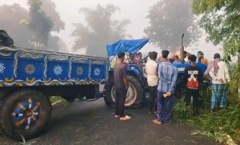 बोकारो के ऊपरघाट में सड़क हादसे के बाद मौके पर जुटे ग्रामीण और पुलिस