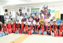 बोकारो जनरल अस्पताल में प्लास्टिक उपयोग कम करने को लेकर नुक्कड़ नाटक प्रस्तुत करते नर्सिंग विद्यार्थी