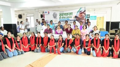 बोकारो जनरल अस्पताल में प्लास्टिक उपयोग कम करने को लेकर नुक्कड़ नाटक प्रस्तुत करते नर्सिंग विद्यार्थी