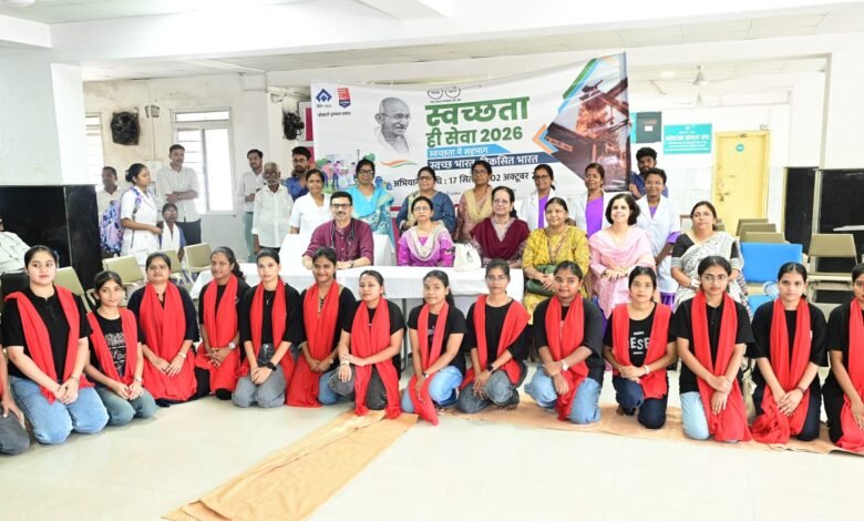 बोकारो जनरल अस्पताल में प्लास्टिक उपयोग कम करने को लेकर नुक्कड़ नाटक प्रस्तुत करते नर्सिंग विद्यार्थी