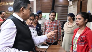 बोकारो लोक संवाद कार्यक्रम में आमजनों की समस्याएं सुनते उपायुक्त अजय नाथ झा