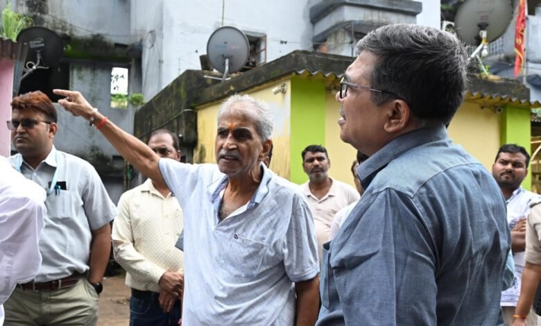 बारिश के बीच बोकारो स्टील सिटी का निरीक्षण करते उपायुक्त अजय नाथ झा