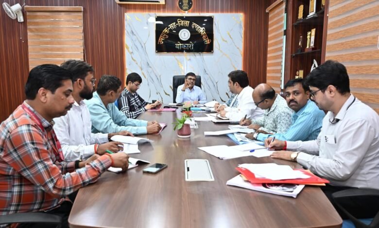 बोकारो में पेयजल एवं स्वच्छता योजनाओं की समीक्षा करते उपायुक्त अजय नाथ झा