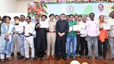 बोकारो में झारखंड आंदोलनकारी सम्मान समारोह में आंदोलनकारियों को सम्मानित करते डीसी
