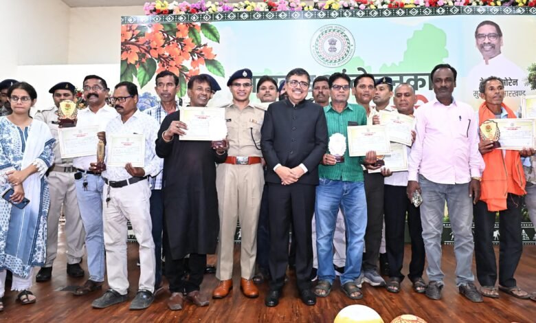 बोकारो में झारखंड आंदोलनकारी सम्मान समारोह में आंदोलनकारियों को सम्मानित करते डीसी