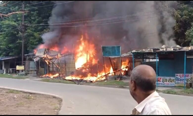 बोकारो सेक्टर 6 मार्केट में आग लगने के बाद धुआं और दमकल की गाड़ियां