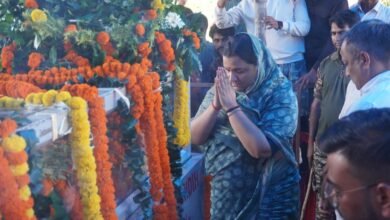 गिरिडीह में सुदिव्य कुमार सोनू के परिवार से मुलाकात करतीं श्वेता सिंह