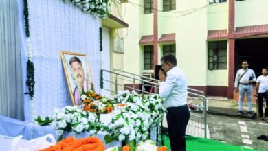 बोकारो समाहरणालय में दिवंगत मंत्री सुदिव्य कुमार सोनू को श्रद्धांजलि देते अधिकारी