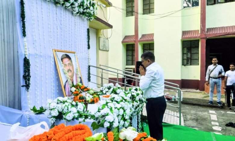बोकारो समाहरणालय में दिवंगत मंत्री सुदिव्य कुमार सोनू को श्रद्धांजलि देते अधिकारी