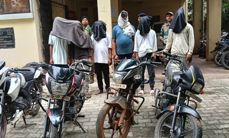 रांची सदर अस्पताल के पास बाइक चोरी मामले में गिरफ्तार आरोपी और बरामद मोटरसाइकिल