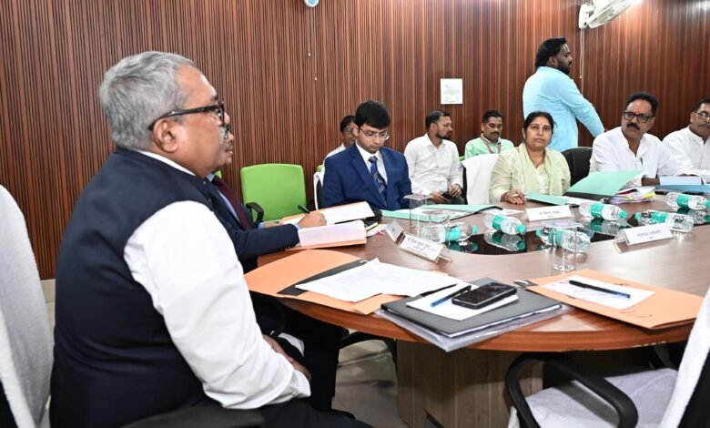 बोकारो में SIR-2026 को लेकर राजनीतिक दलों के प्रतिनिधियों के साथ बैठक करते प्रमंडलीय आयुक्त विजय कुमार गुप्ता