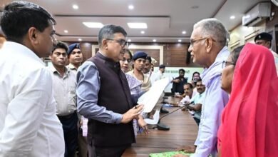 बोकारो में लोक संवाद कार्यक्रम में आमजनों की समस्याएं सुनते उपायुक्त अजय नाथ झा