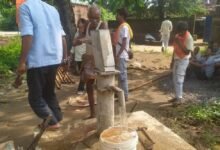पलामू के ढेला गांव में खराब चापाकल की मरम्मत के बाद ग्रामीणों को मिली राहत