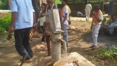 पलामू के ढेला गांव में खराब चापाकल की मरम्मत के बाद ग्रामीणों को मिली राहत