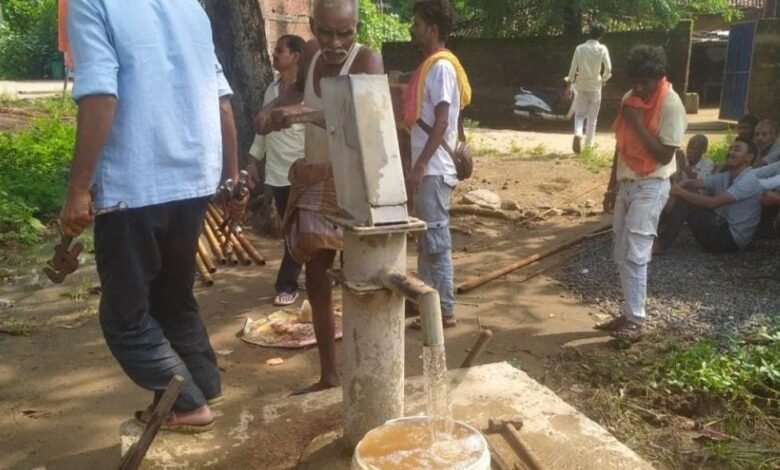 पलामू के ढेला गांव में खराब चापाकल की मरम्मत के बाद ग्रामीणों को मिली राहत