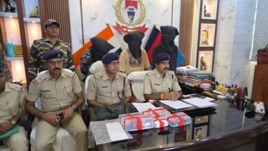 कांके हत्या मामले में गिरफ्तार आरोपी और बरामद हथियार