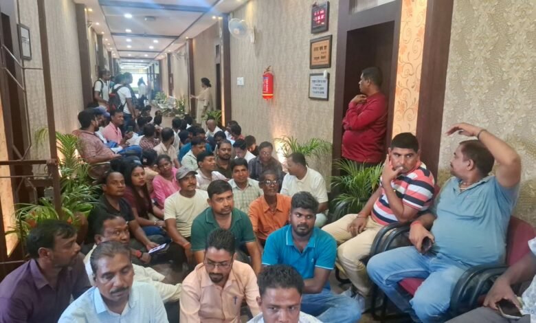 बोकारो DC कार्यालय के गेट पर नियोजन की मांग को लेकर धरना देते विस्थापित अप्रेंटिस