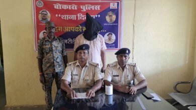जरीडीह में गहने ठगी मामले में गिरफ्तार आरोपी और बरामद सामान