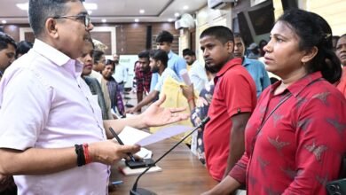 बोकारो लोक संवाद में आमजनों की समस्याएं सुनते उपायुक्त अजय नाथ झा